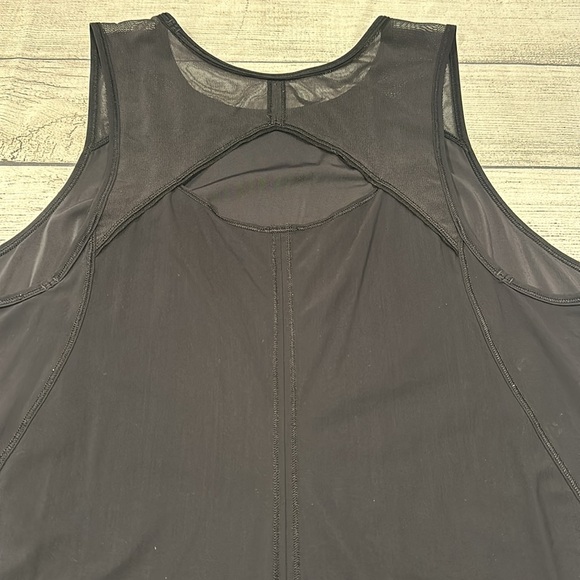 🍋Women’s Lululemon tank with mesh detail PTP approx 18.5” 🍋 - Picture 9 of 14
